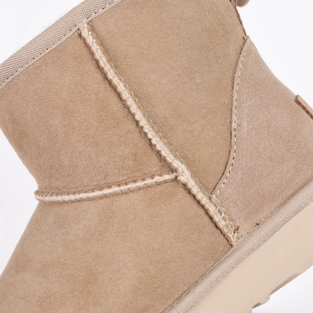 Pick up locally 💰540 Core recommendation Good price Cashmere insoles are a very suitable choice for keeping warm in winter and at home. In the new year, uug launched a series of styles, which are partial to the preferences of young consumers and have also moved to the forefront of fashion trends. Shoe body material Water-repellent coated suede upper 17mm UGGPURE™ implanted wool insole Lightweight non-slip comfortable rubber outsole With brand LOGO Trademark Comes with a full set of packaging Size: 35 36 37 38 39 40 41 42 43 44